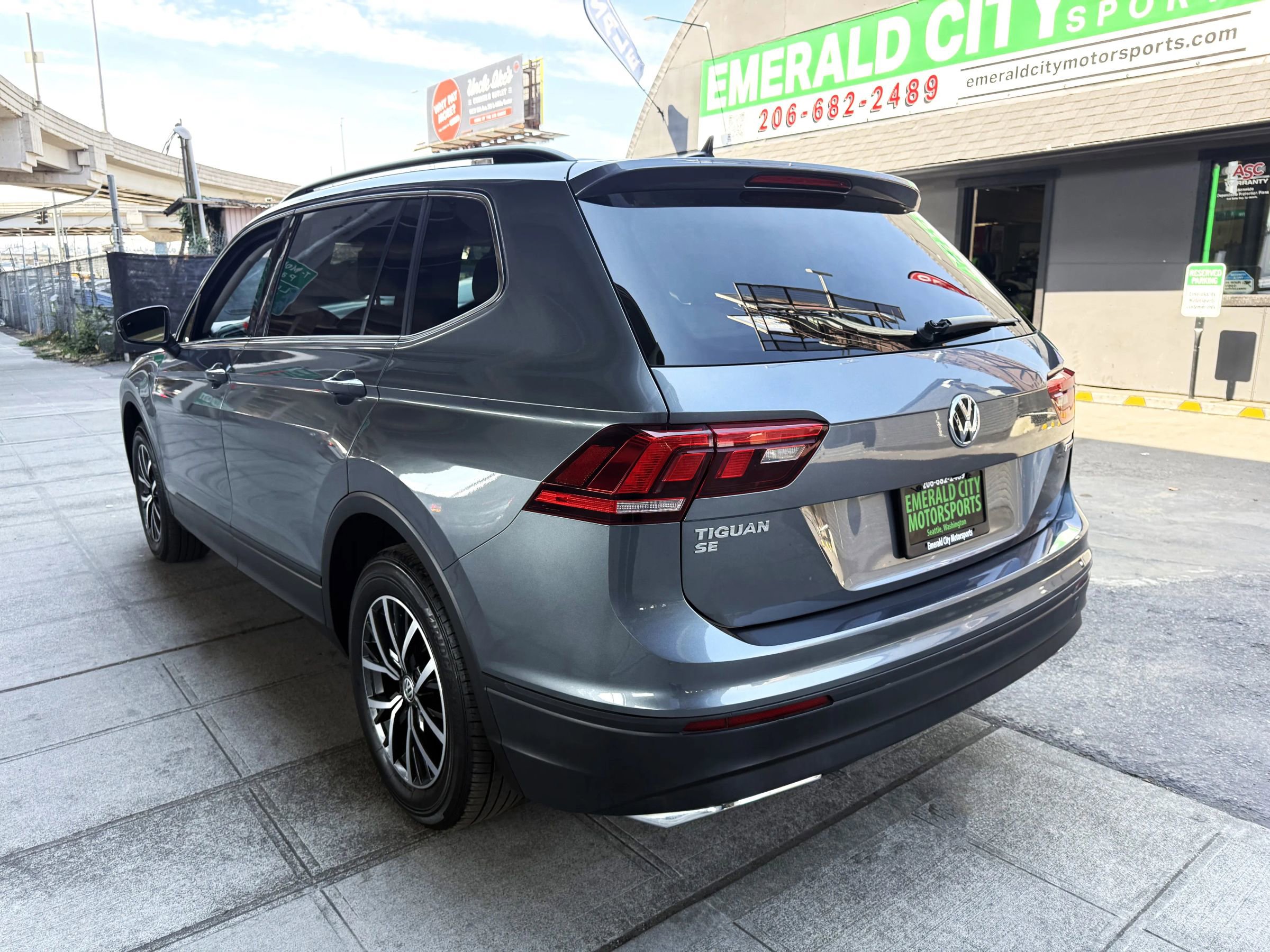 Used 2019 Volkswagen Tiguan SE w/ Panoramic Sunroof Package image 7