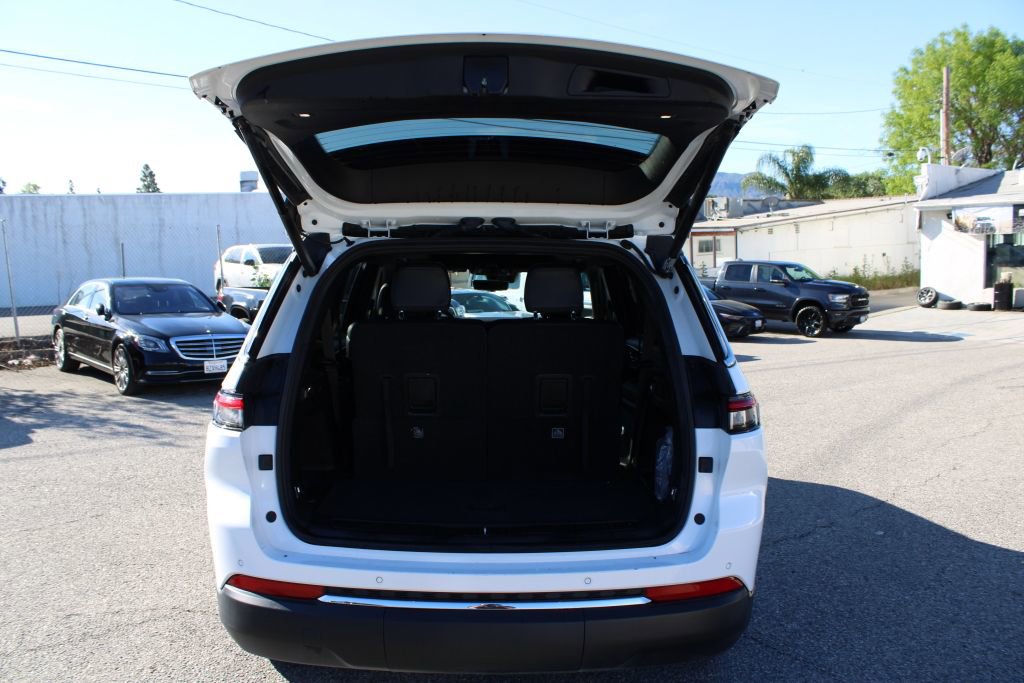 Used 2024 Jeep Grand Cherokee L Limited w/ Luxury Tech Group II image 11