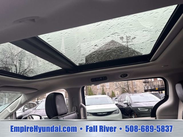Used 2023 Chrysler Pacifica Limited FWD image 17