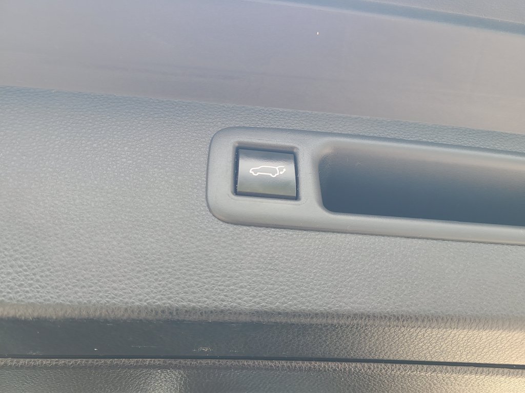 Used 2022 Toyota Highlander LE FWD image 12