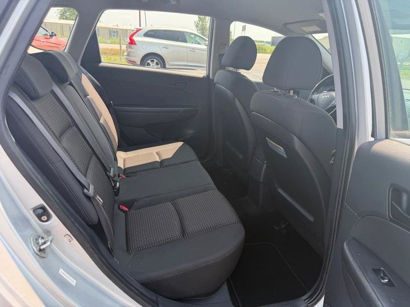 Used 2010 Hyundai Elantra GLS FWD image 5