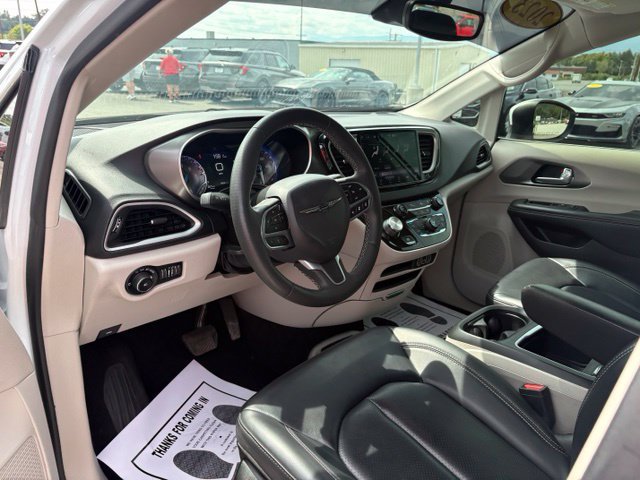 Used 2023 Chrysler Pacifica Touring-L FWD image 3