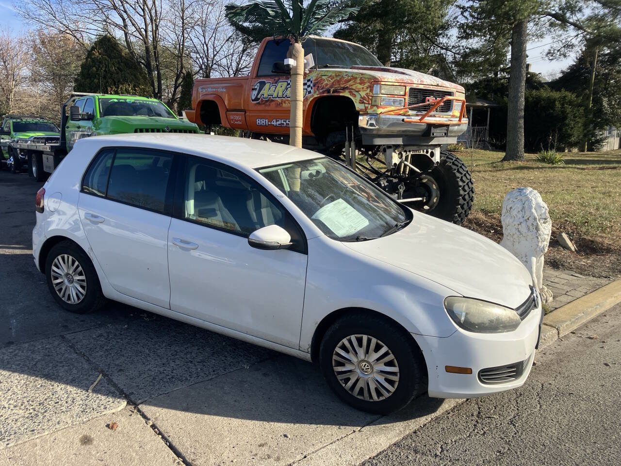 Used 2010 Volkswagen Golf 4-Door image 2