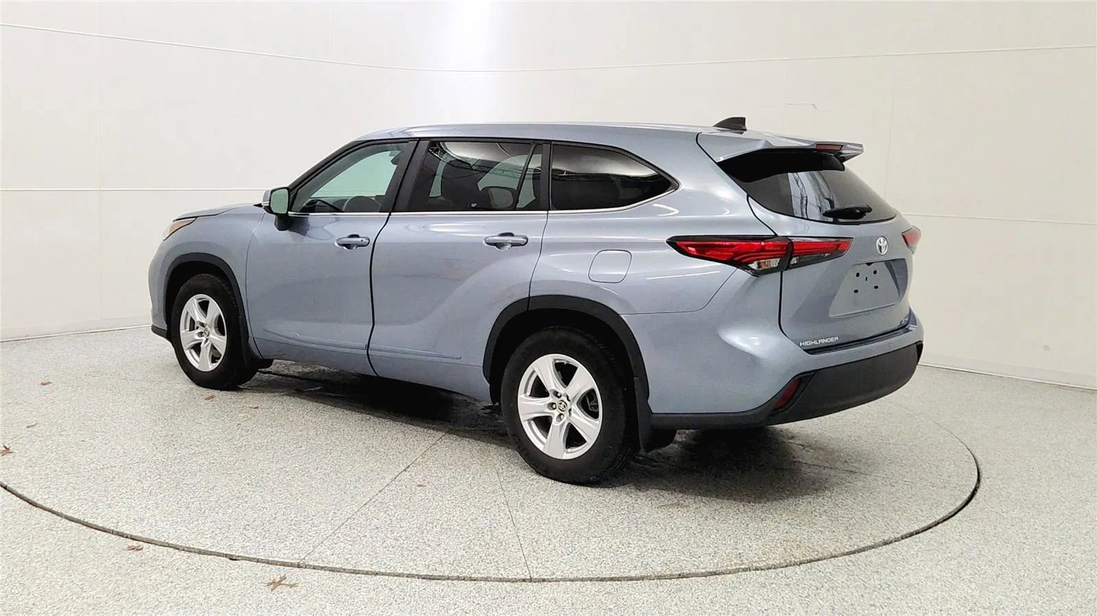 Used 2023 Toyota Highlander LE image 5