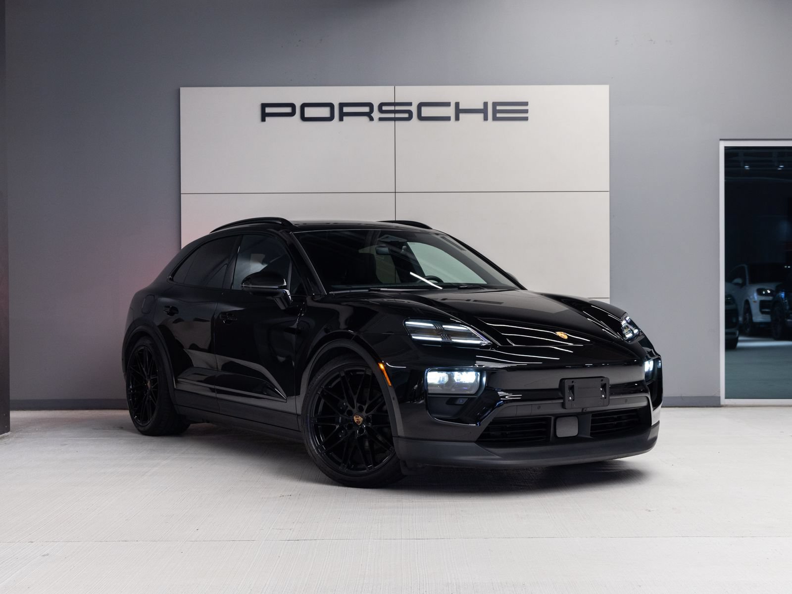 Certified 2025 Porsche Macan 4 Electric AWD/4WD image 9