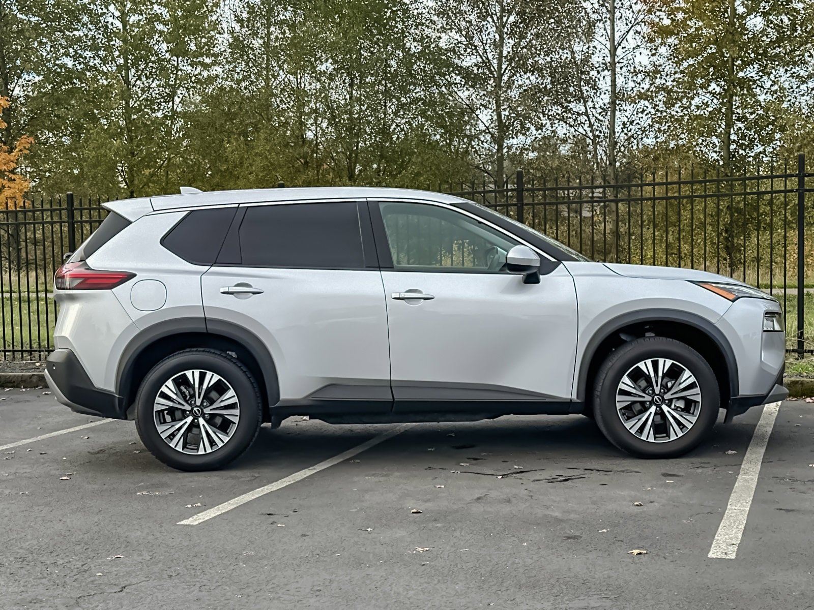 Used 2023 Nissan Rogue SV image 3