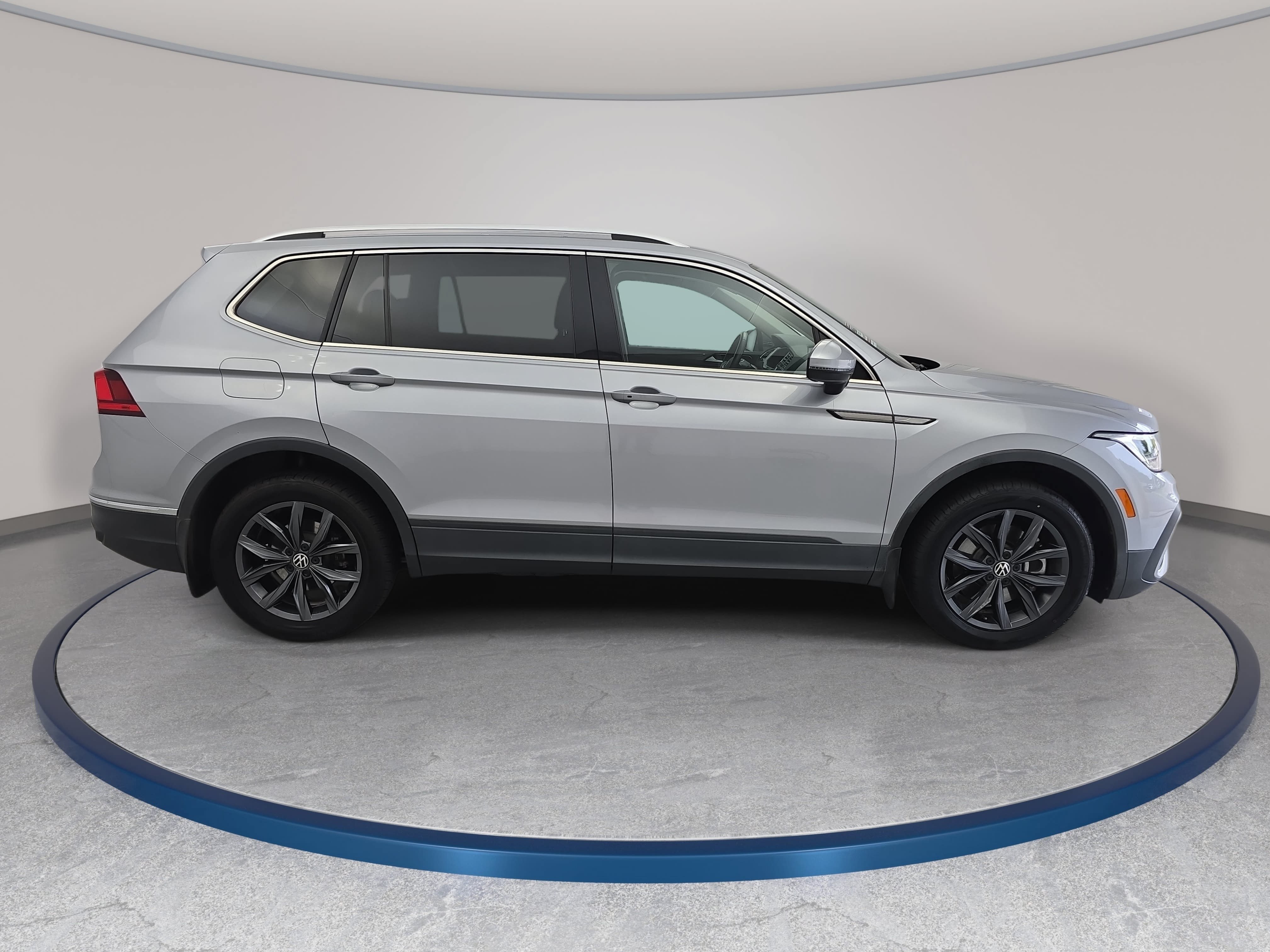 Used 2023 Volkswagen Tiguan SE FWD image 4