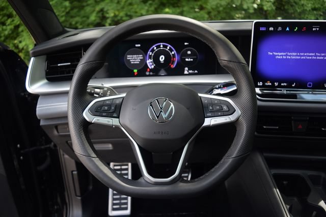 Used 2025 Volkswagen Tiguan SE R-Line AWD/4WD image 4