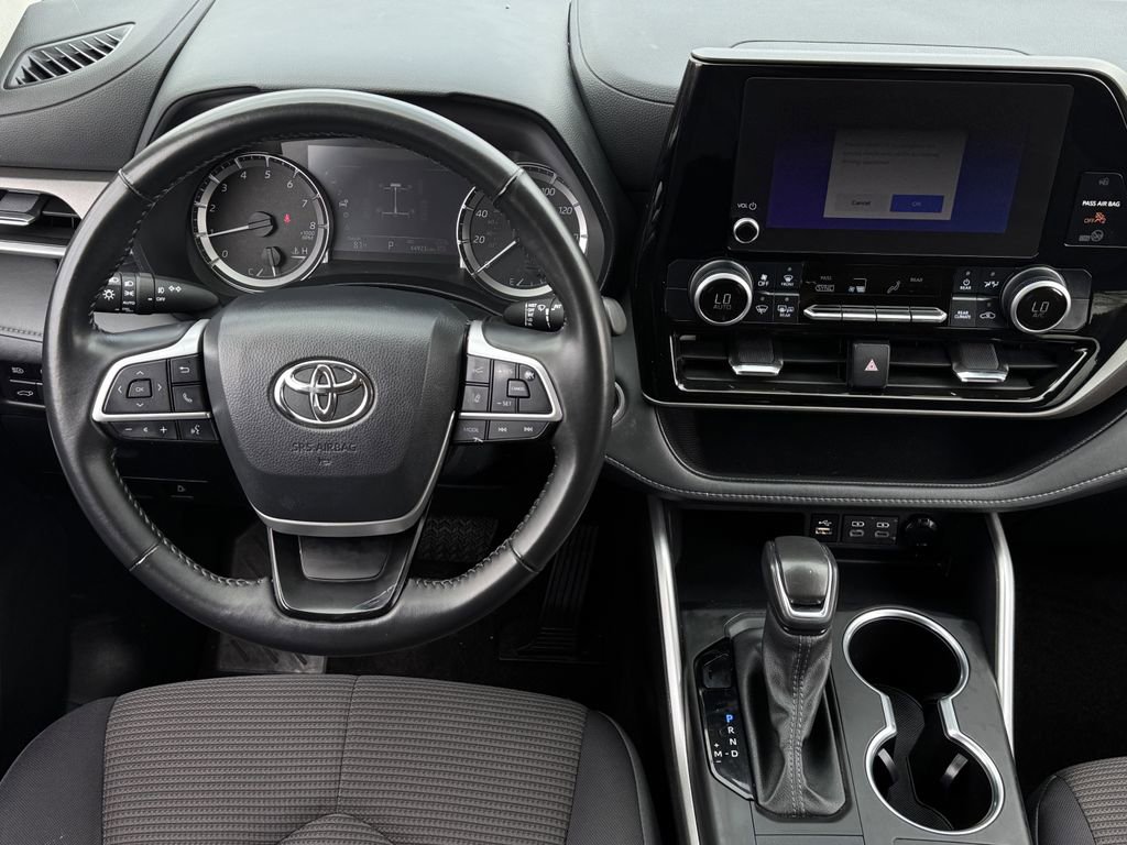 Used 2024 Toyota Highlander LE AWD/4WD image 12