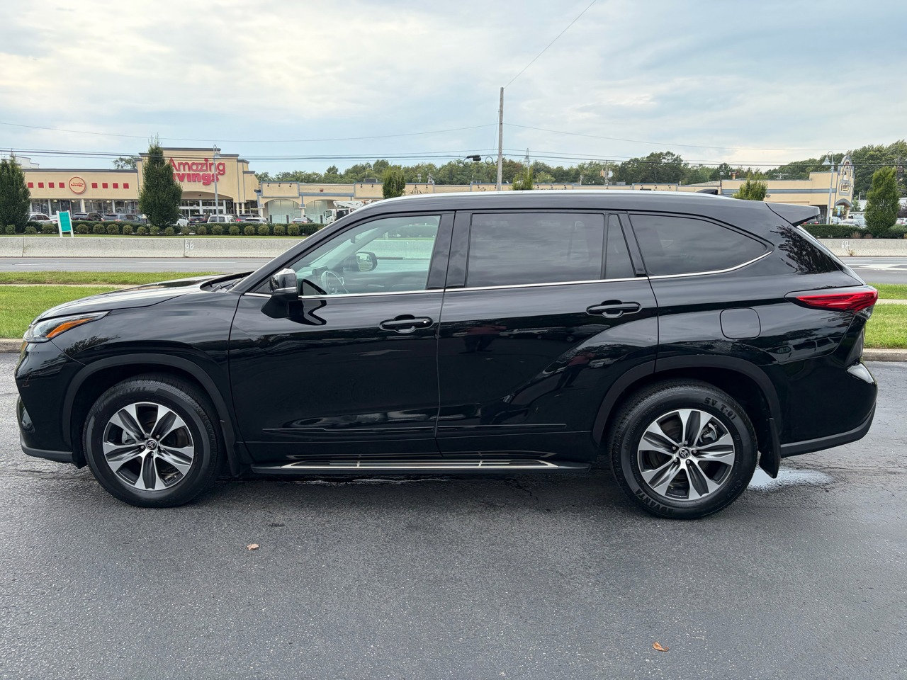 Used 2021 Toyota Highlander XLE image 11