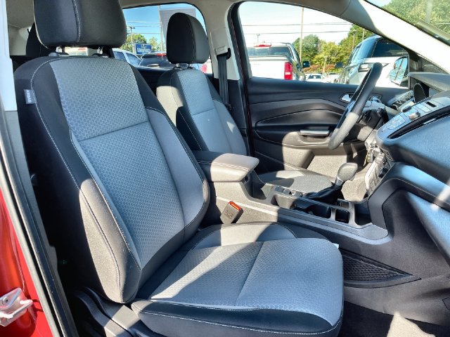 Used 2017 Ford Escape SE w/ SE Cold Weather Package AWD/4WD image 32