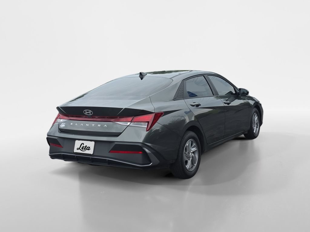 Used 2024 Hyundai Elantra SE FWD image 4