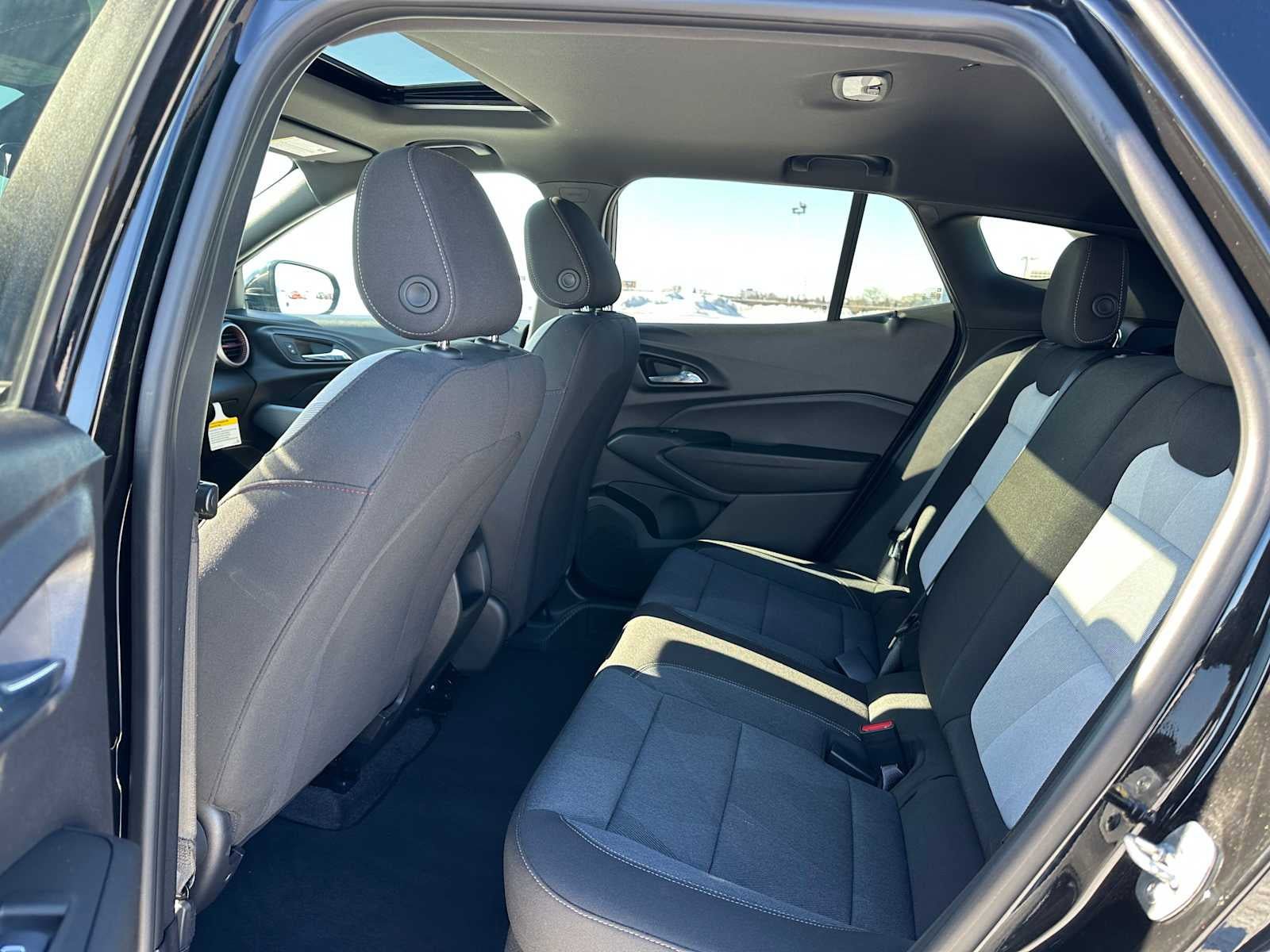 Used 2025 Chevrolet Trax RS w/ Sunroof Package image 16