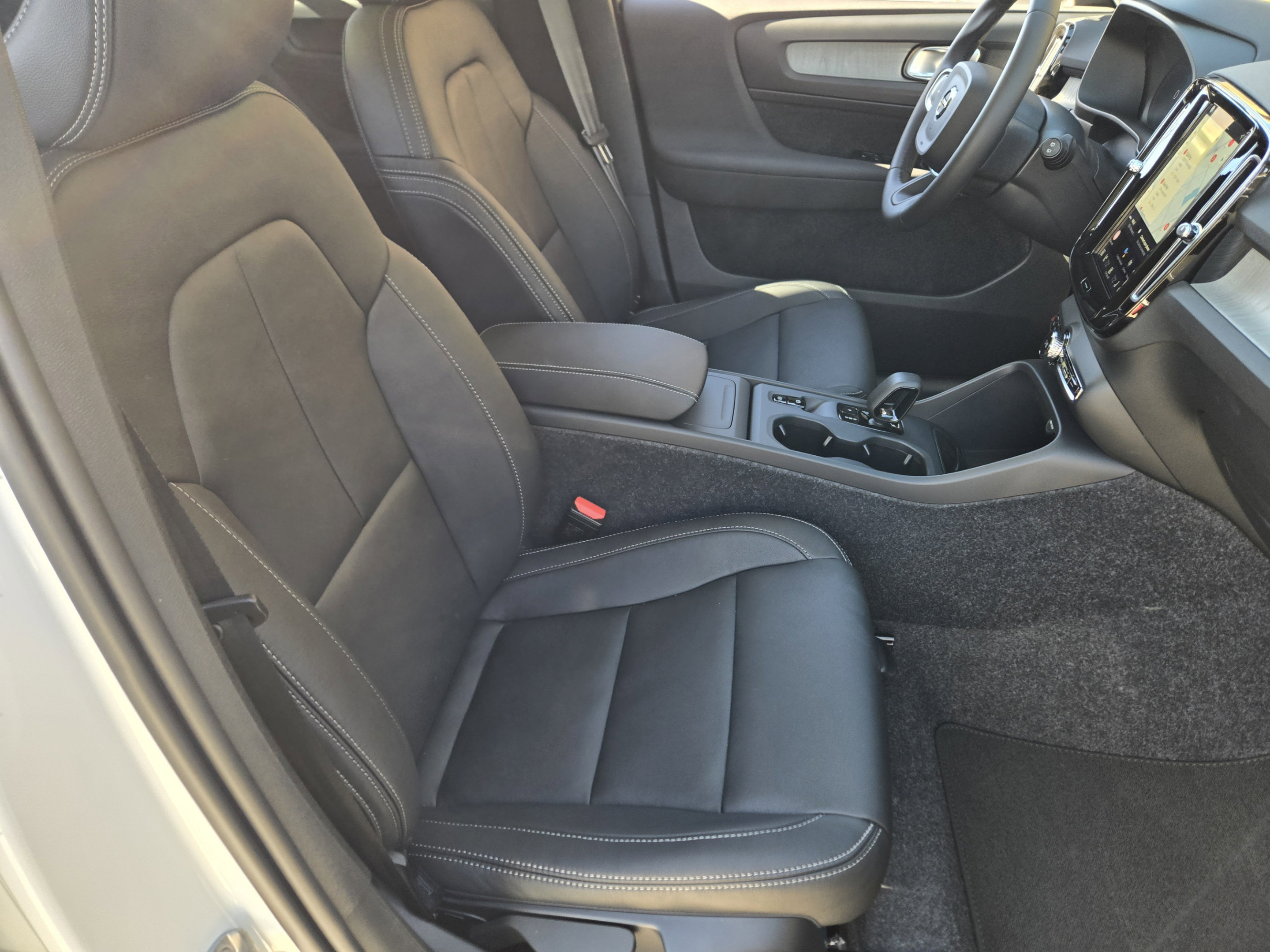 New 2026 Volvo XC40 B4 Core w/ Climate Package FWD image 11