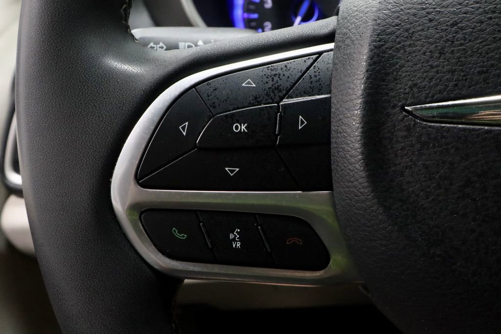 Used 2023 Chrysler Pacifica Touring-L FWD image 28