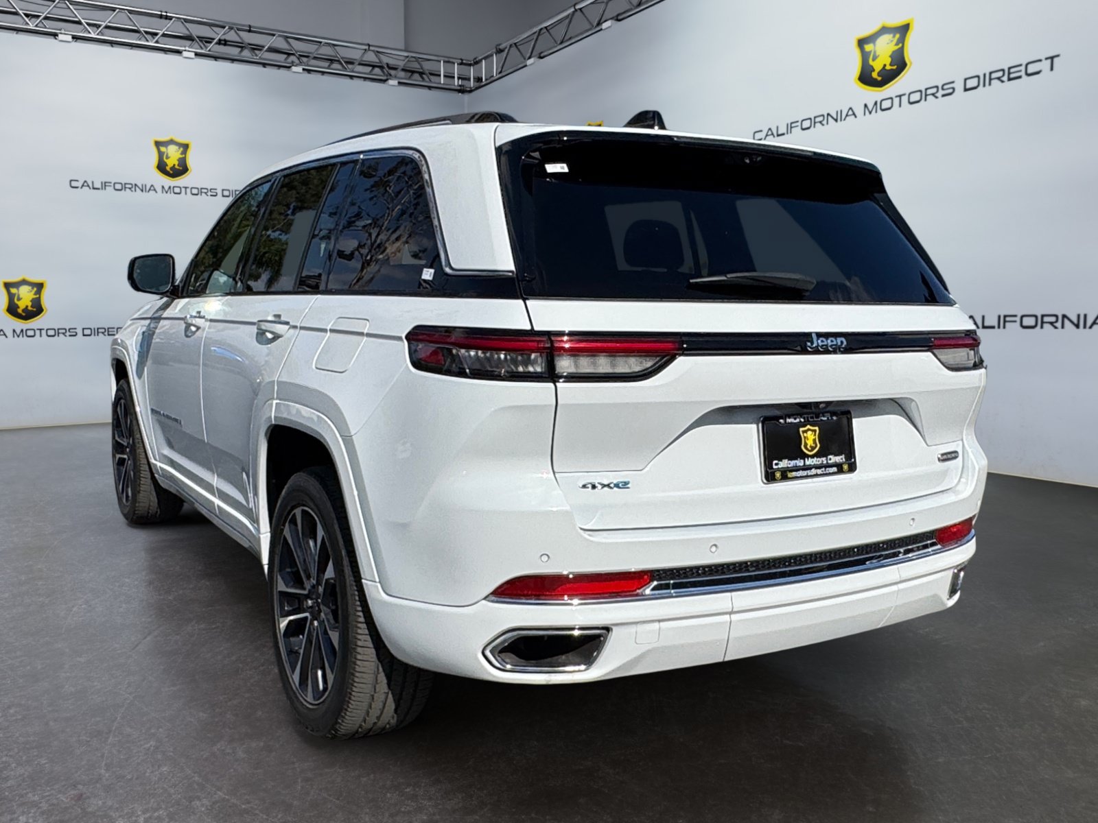 Used 2023 Jeep Grand Cherokee Overland w/ Advanced Protech Group III AWD/4WD image 3