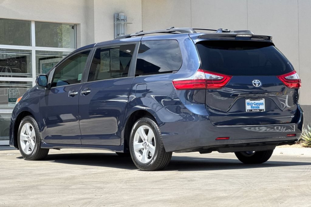 Used 2020 Toyota Sienna LE w/ LE Preferred Package FWD image 3
