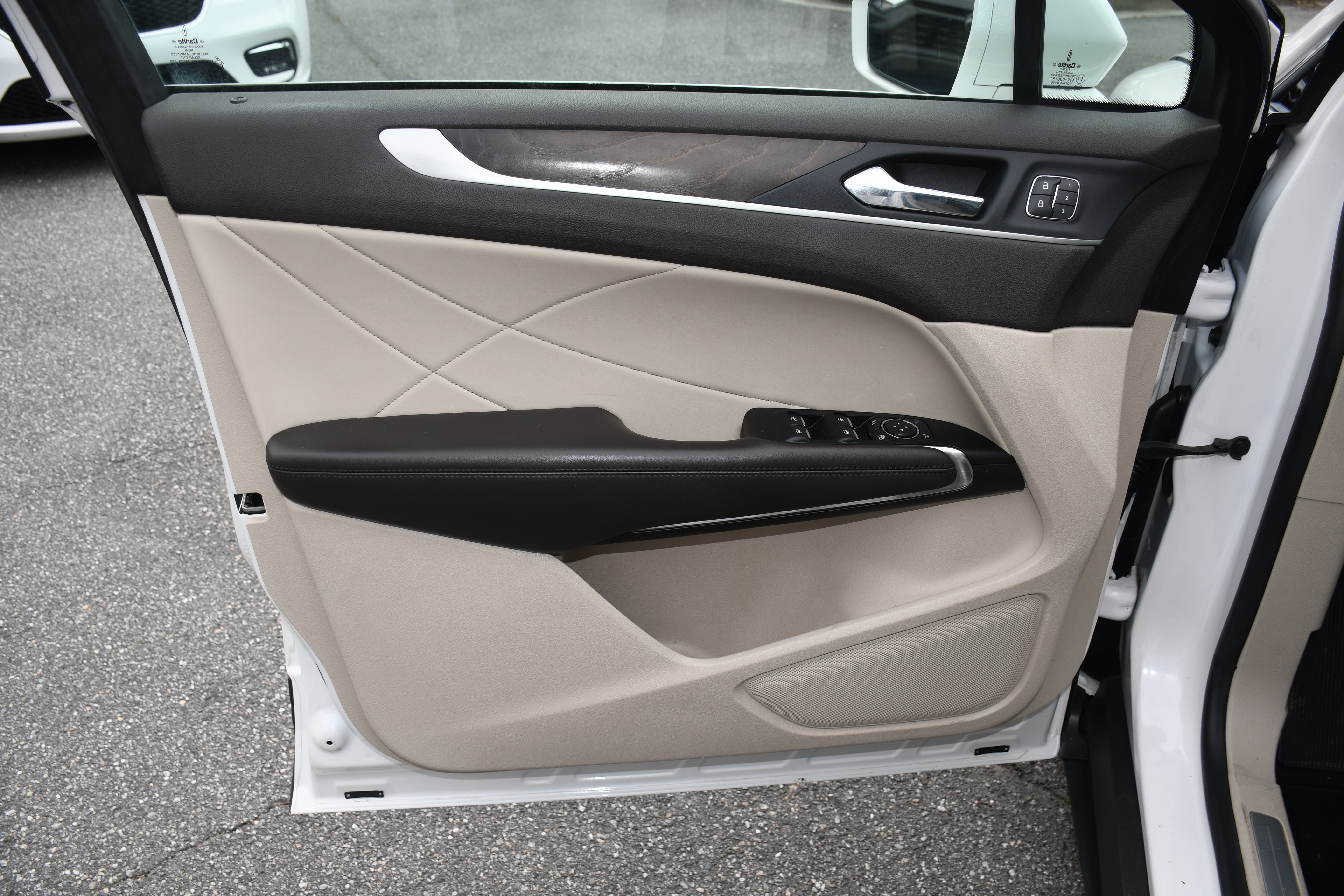 Used 2019 Lincoln MKC Reserve w/ MKC Technology Package FWD image 10
