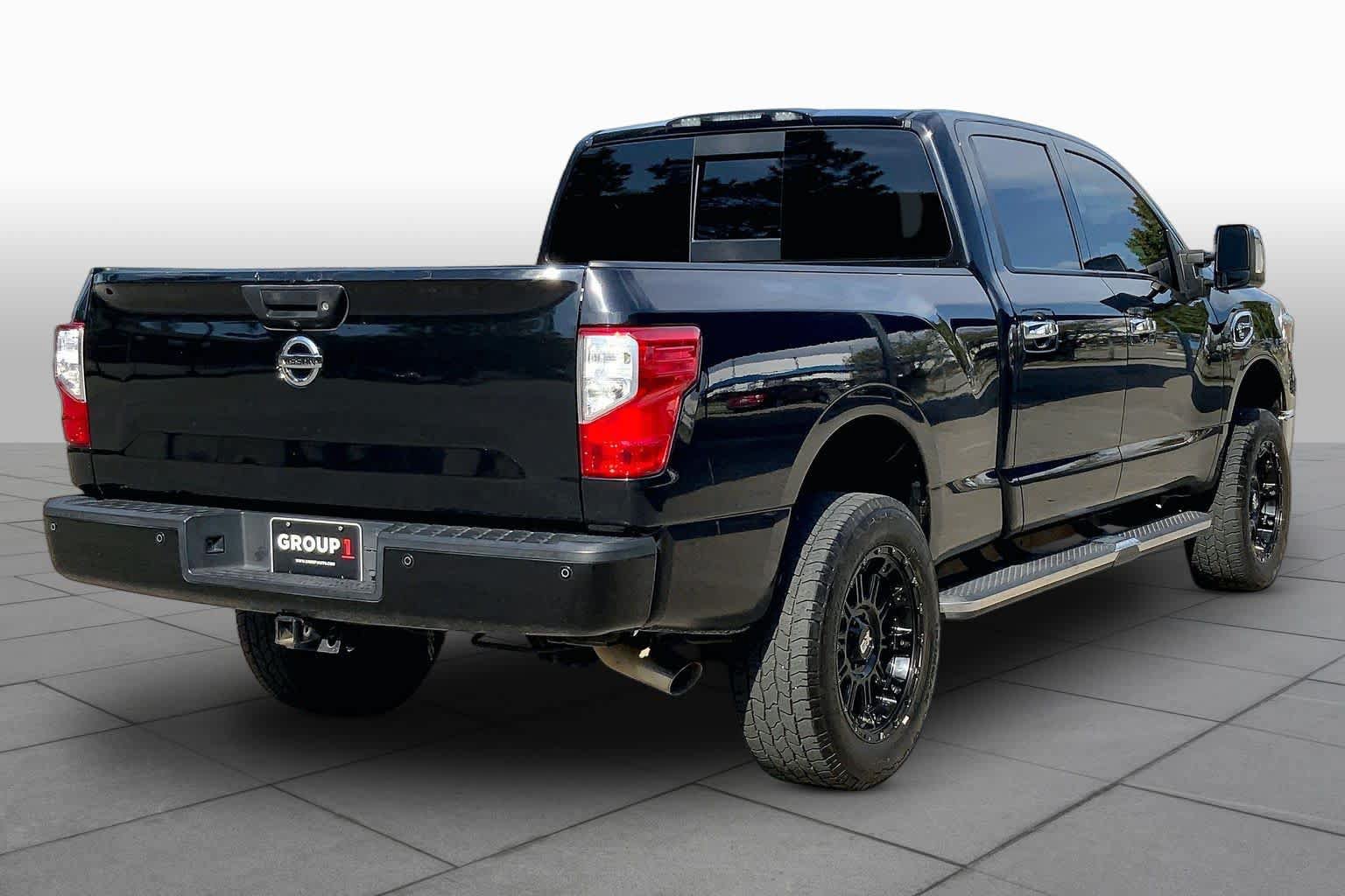 Used 2019 Nissan Titan SL w/ Chrome Package AWD/4WD image 13