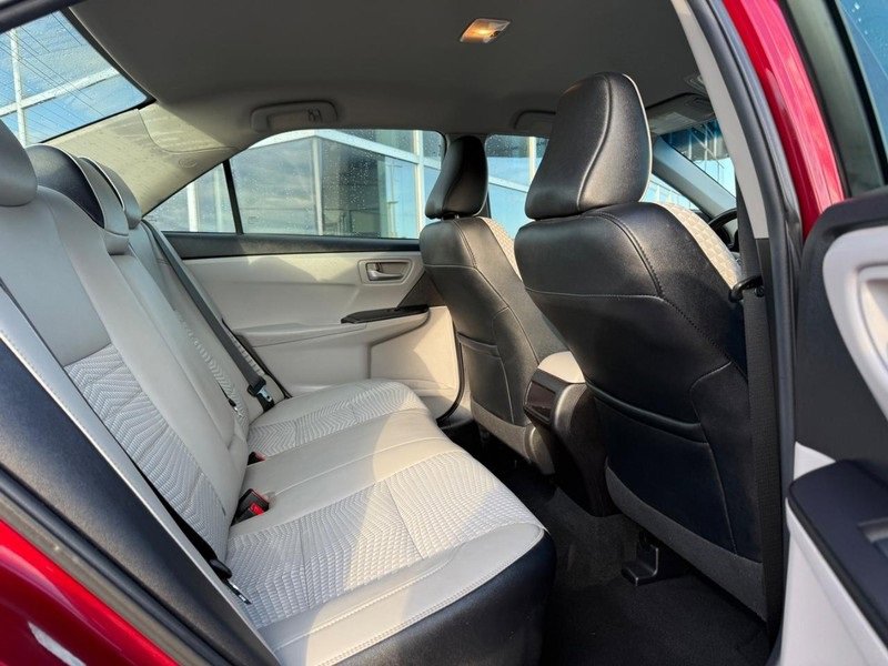 Used 2015 Toyota Camry SE image 12