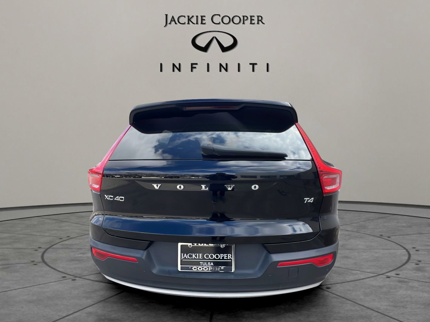 Used 2020 Volvo XC40 T4 Momentum w/ Premium Package image 4