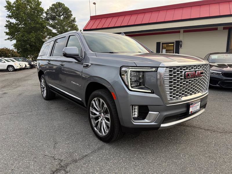 Used 2021 GMC Yukon XL Denali w/ Denali Premium Package image 3