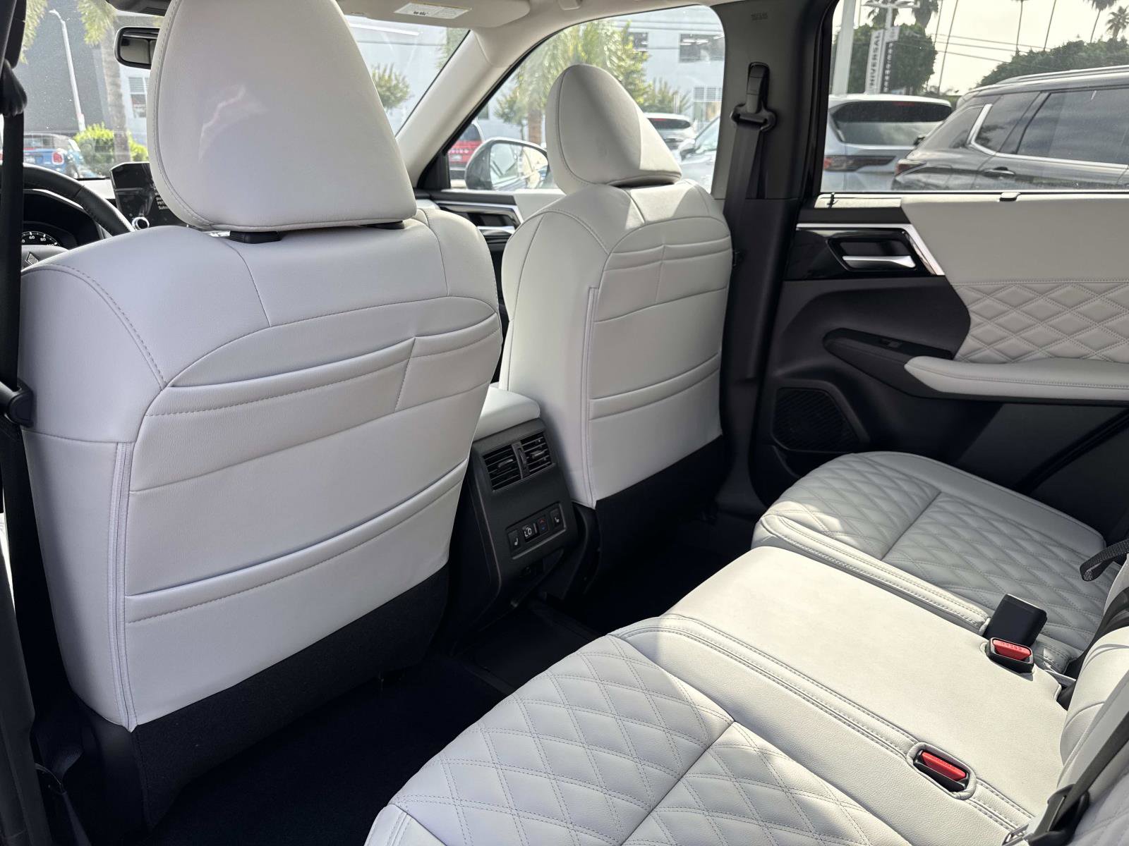 New 2025 Mitsubishi Outlander SEL image 12
