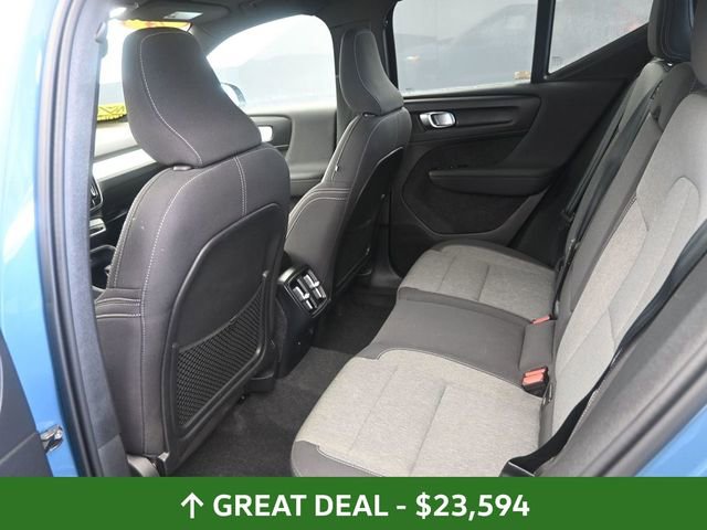Used 2024 Volvo XC40 B5 Core image 17