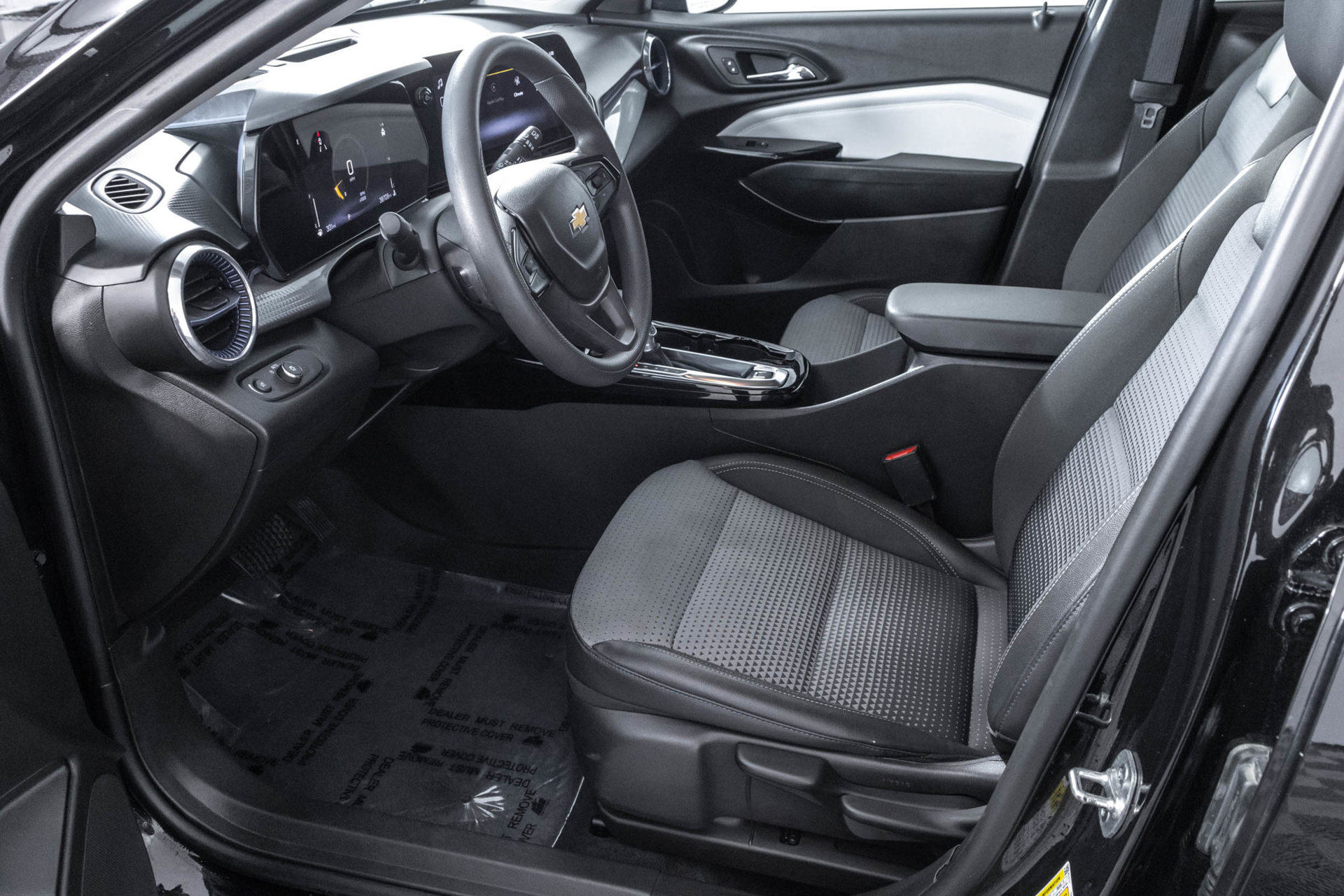 Used 2025 Chevrolet Trax LT FWD image 7