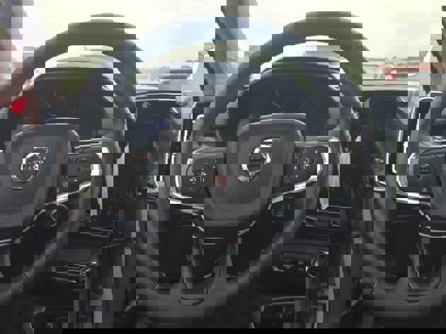 Used 2025 Volvo XC40 B5 Core image 8