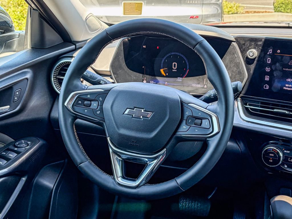 Used 2025 Chevrolet Trax ACTIV w/ Sunroof Package FWD image 18
