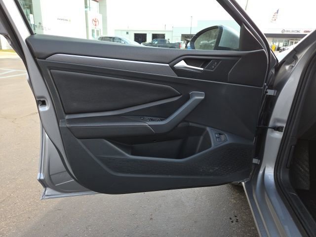 Used 2023 Volkswagen Jetta SE w/ Panoramic Sunroof Package image 10