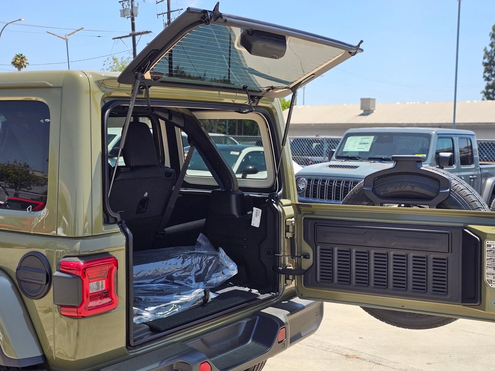 New 2026 Jeep Wrangler Unlimited Sahara w/ Safety Group AWD/4WD image 8