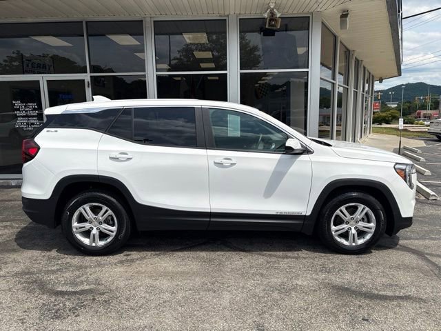 Used 2024 GMC Terrain SLE FWD image 1