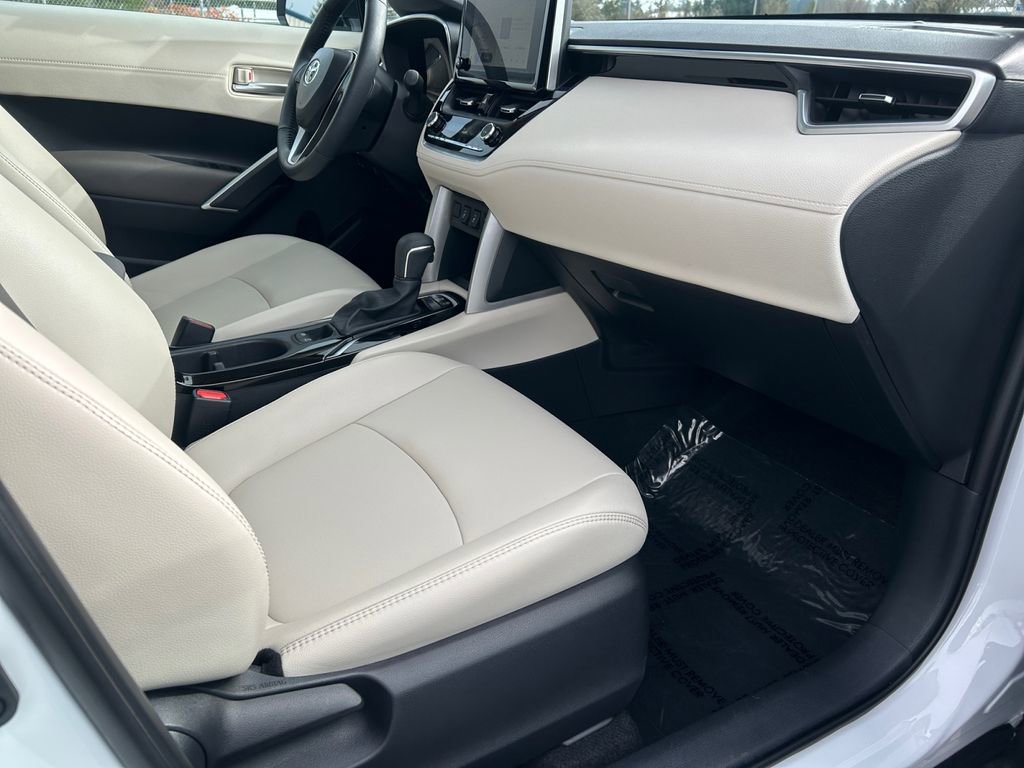 Used 2024 Toyota Corolla Cross XLE w/ Convenience Package AWD/4WD image 26