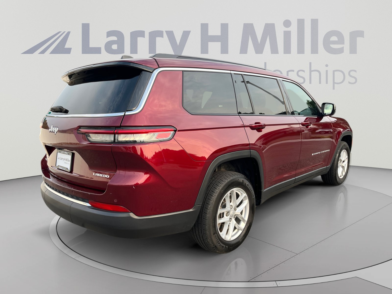 Used 2024 Jeep Grand Cherokee L Laredo AWD/4WD image 5