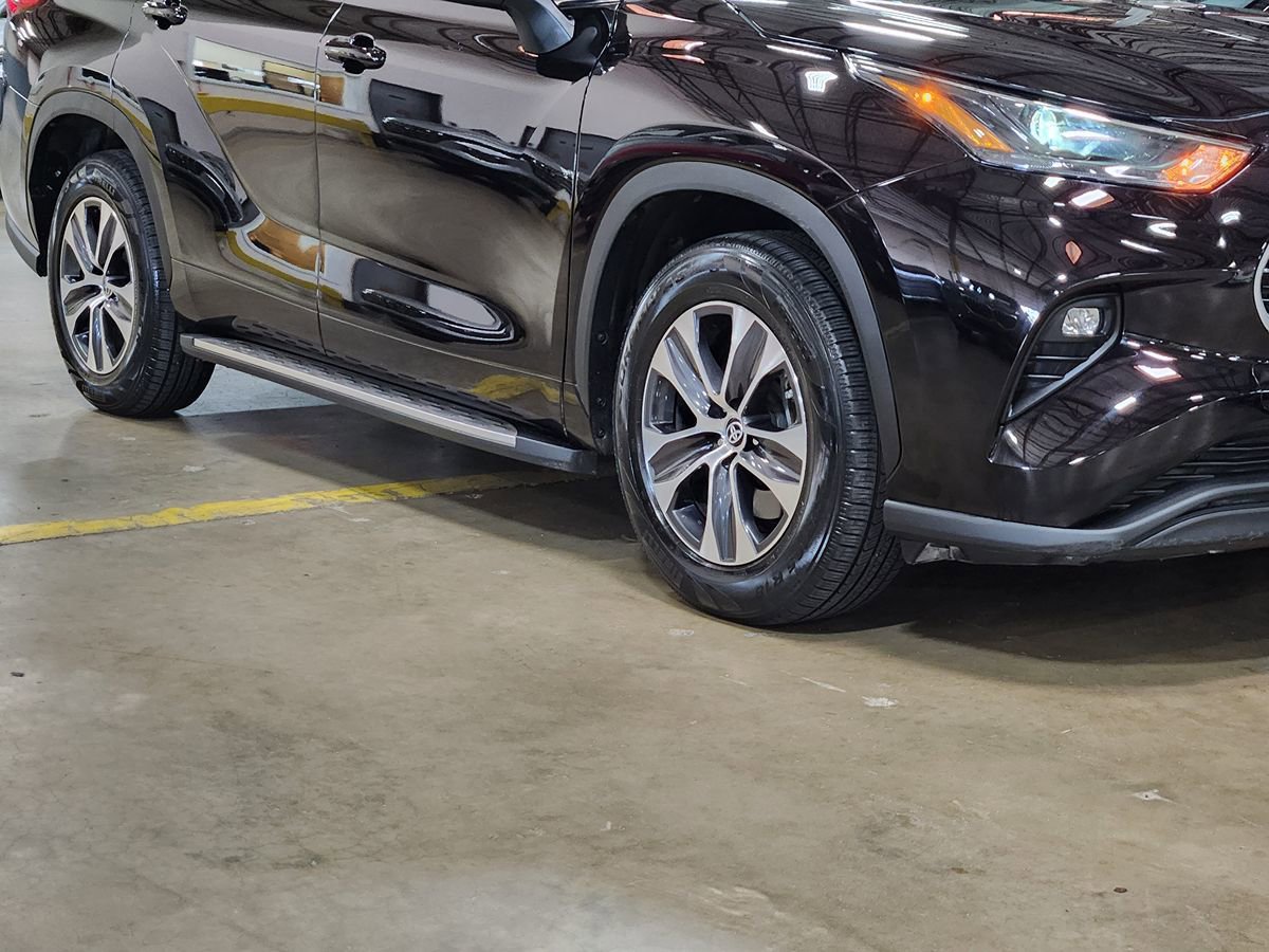 Used 2022 Toyota Highlander XLE FWD image 16