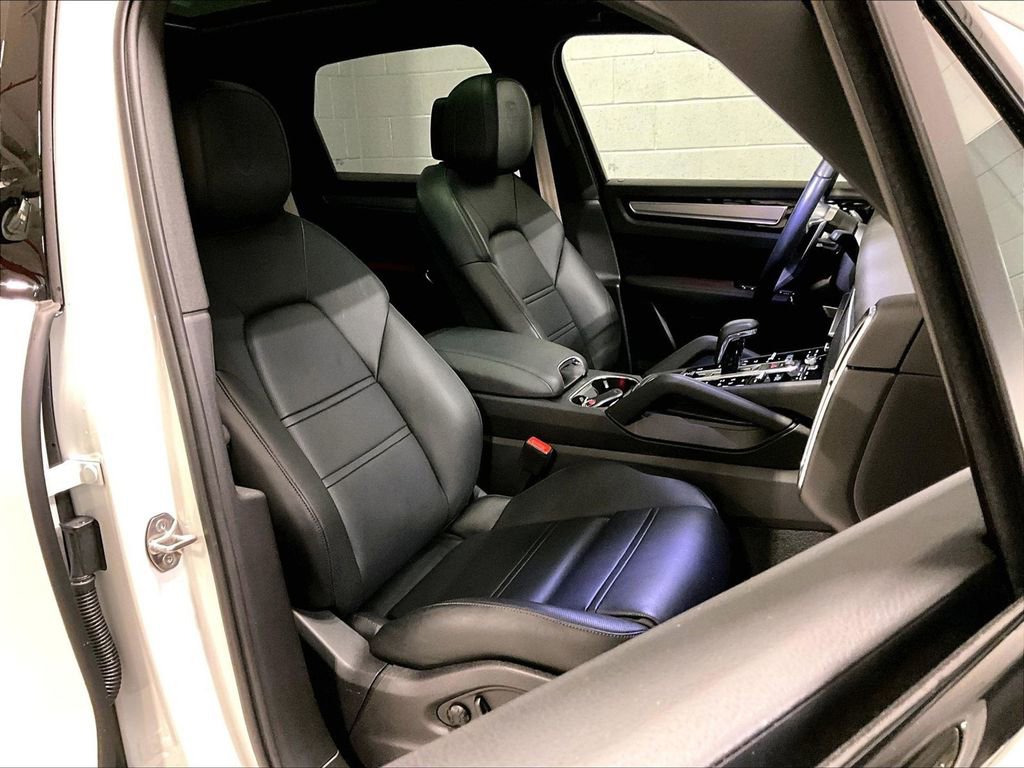 Certified 2023 Porsche Cayenne Platinum Edition image 12