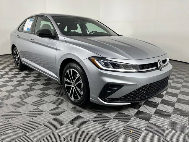 Used 2025 Volkswagen Jetta Sport FWD image 3