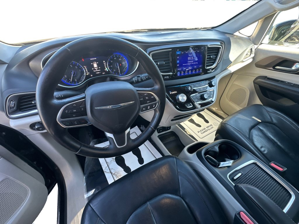 Used 2017 Chrysler Pacifica Touring-L Plus w/ Advanced Safetytec Group FWD image 30