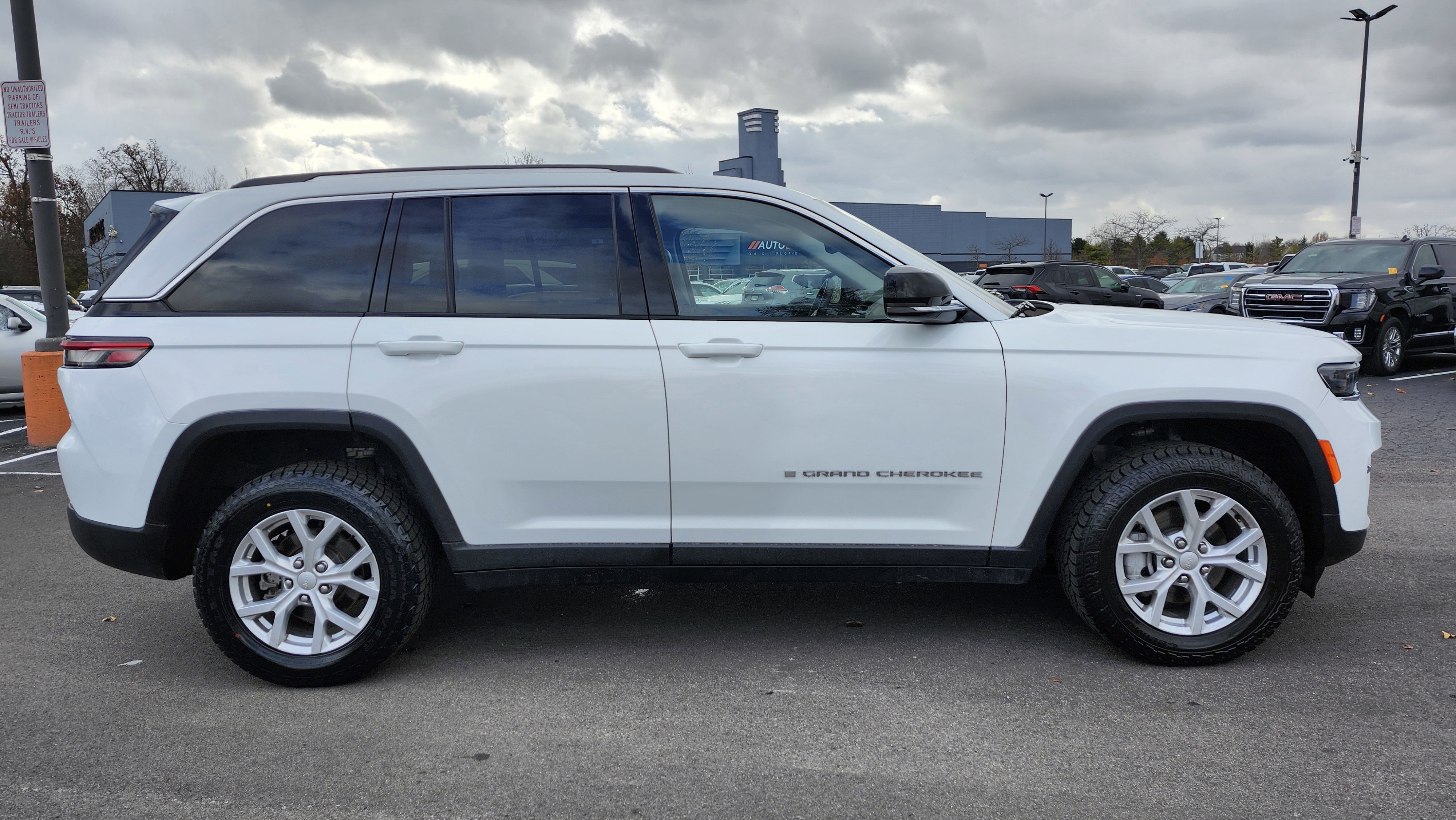 Used 2023 Jeep Grand Cherokee Limited image 19