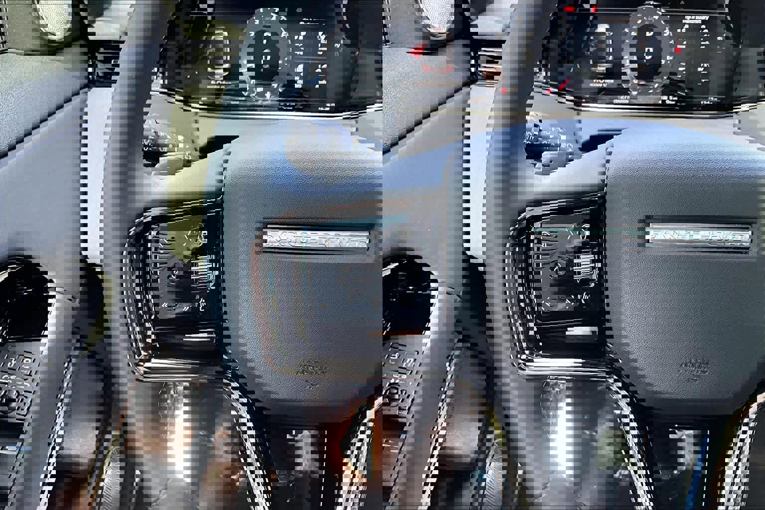 Used 2024 Land Rover Range Rover Evoque Dynamic SE image 45