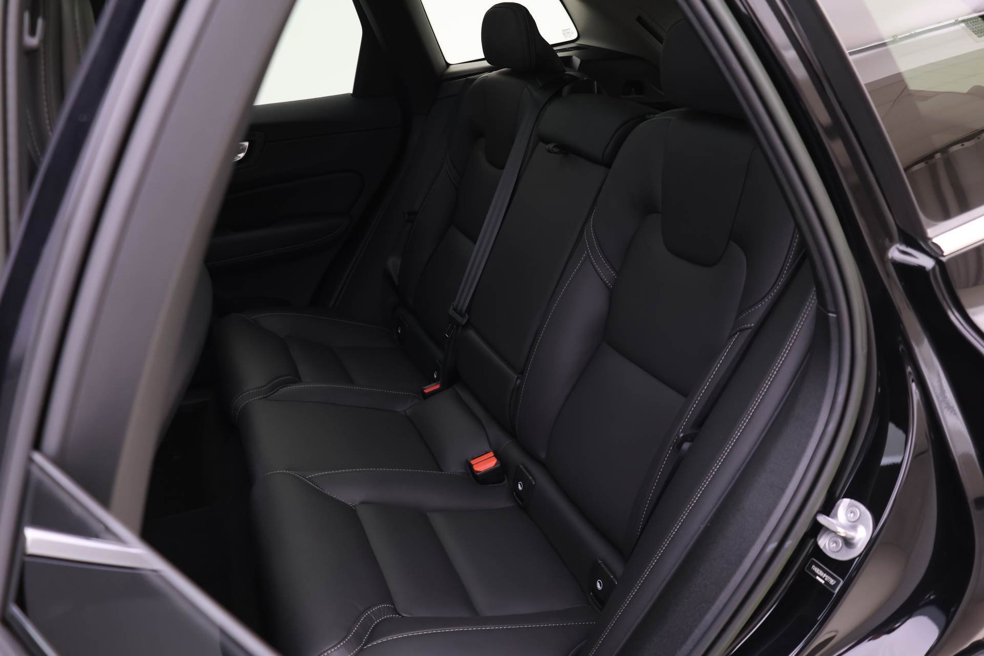 Certified 2023 Volvo XC60 B6 Ultimate w/ Protection Package Premier image 13