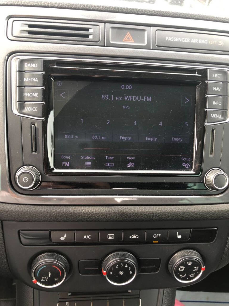 Used 2016 Volkswagen Tiguan SE image 11