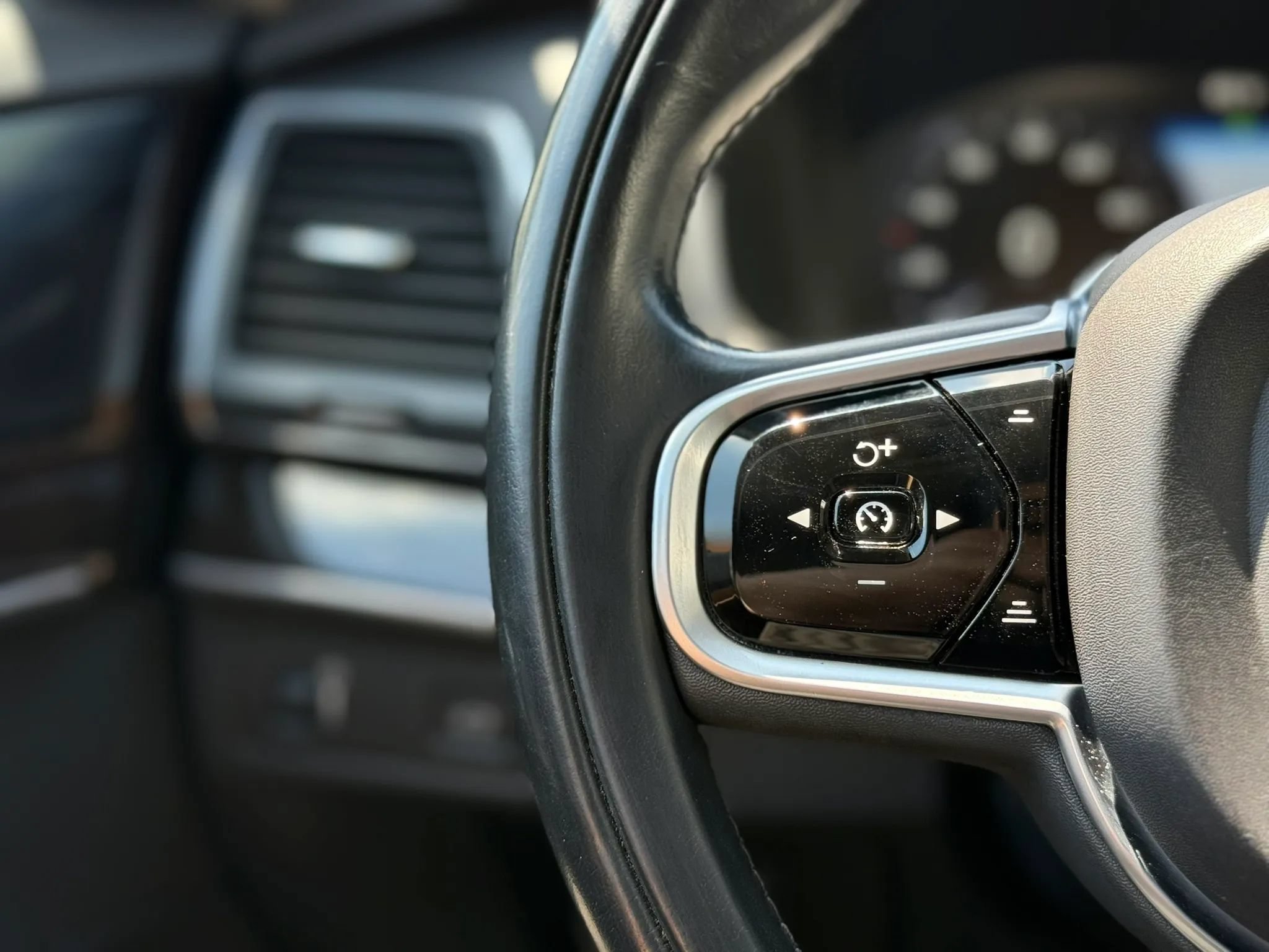 Used 2019 Volvo XC90 T5 Momentum w/ Advanced Package AWD/4WD image 23