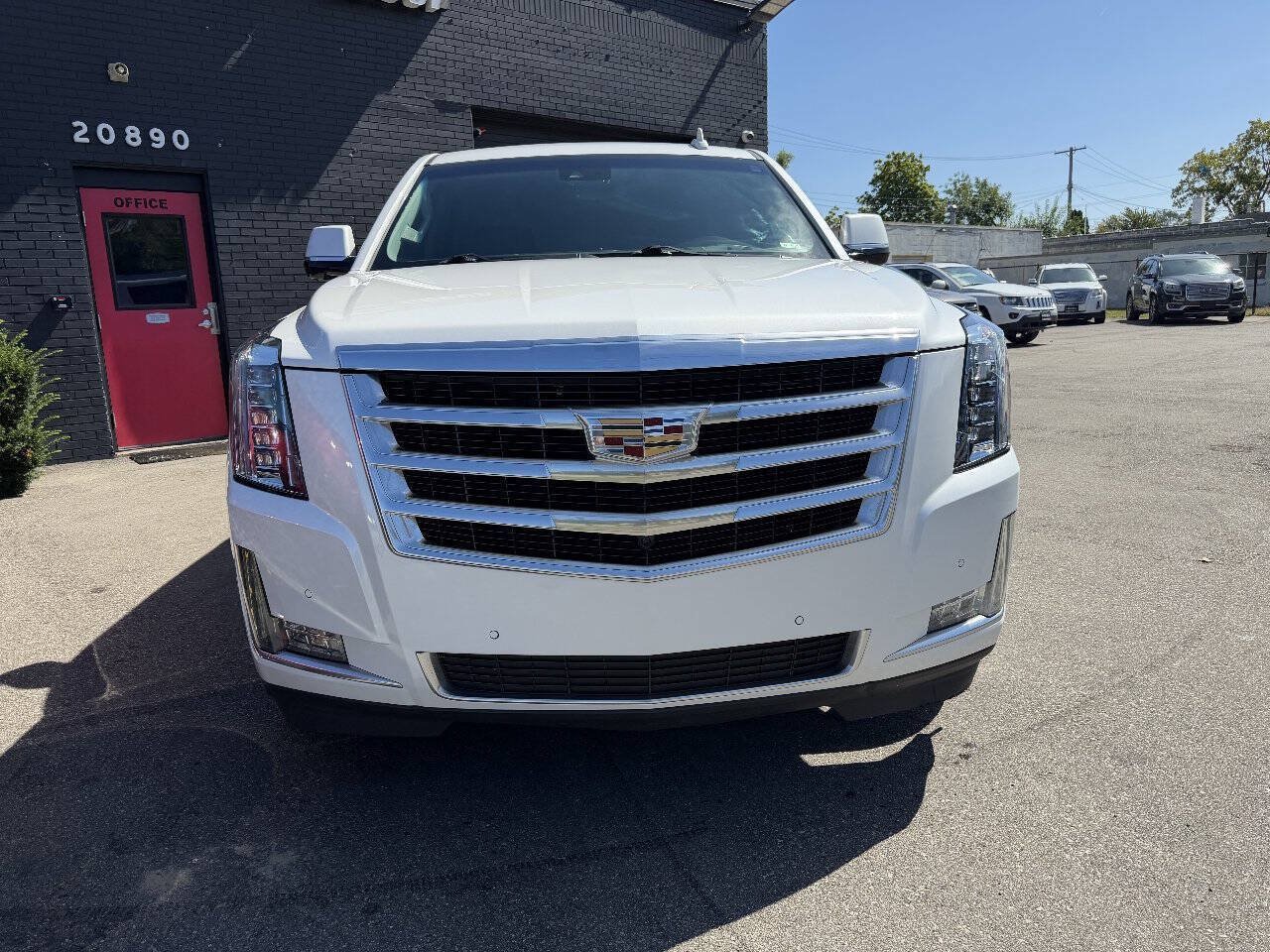 Used 2018 Cadillac Escalade Luxury AWD/4WD image 2