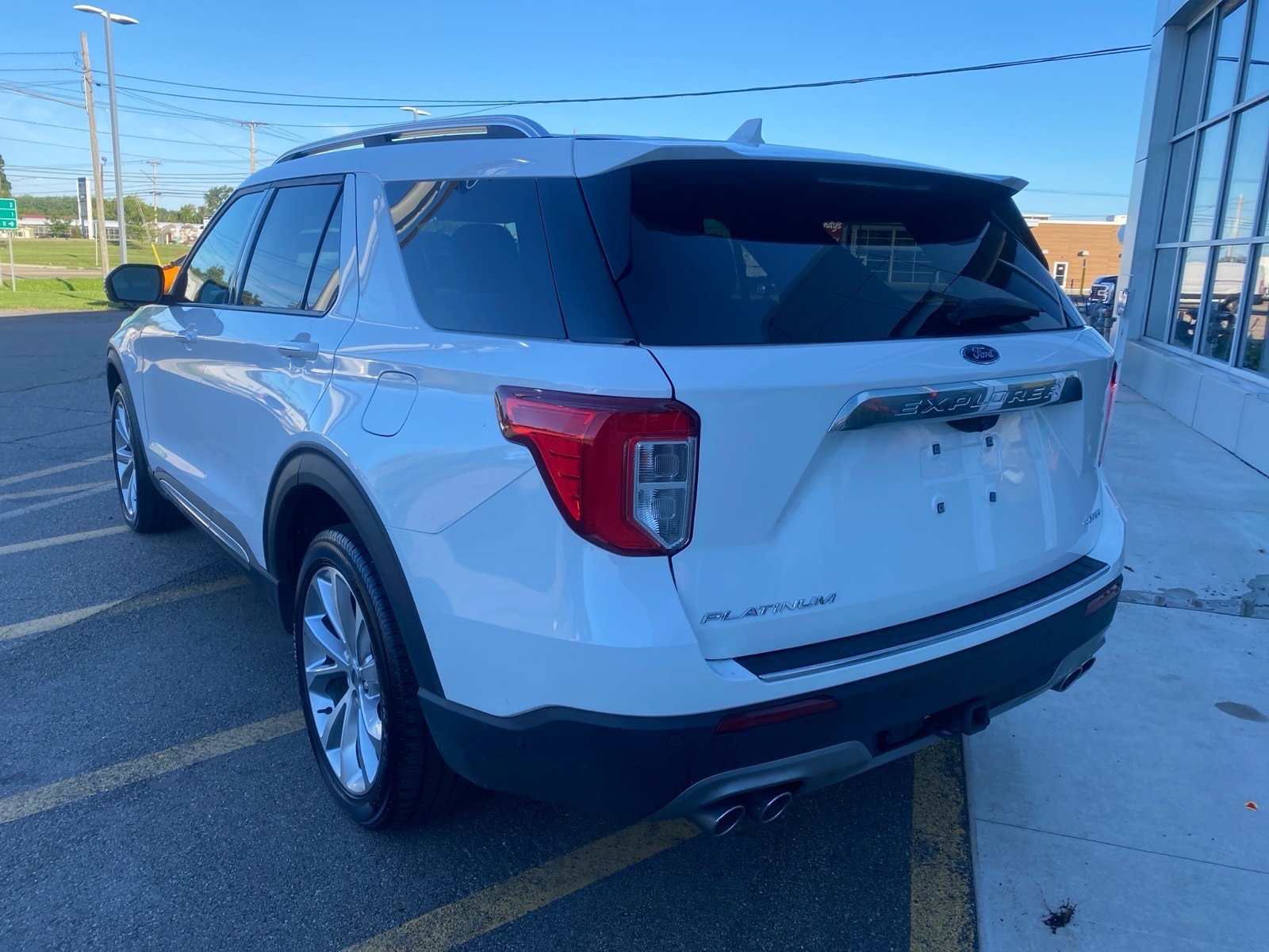 Used 2022 Ford Explorer Platinum w/ Equipment Group 601A AWD/4WD image 4