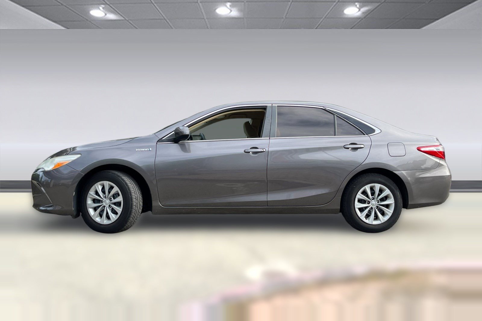 Used 2016 Toyota Camry LE image 2