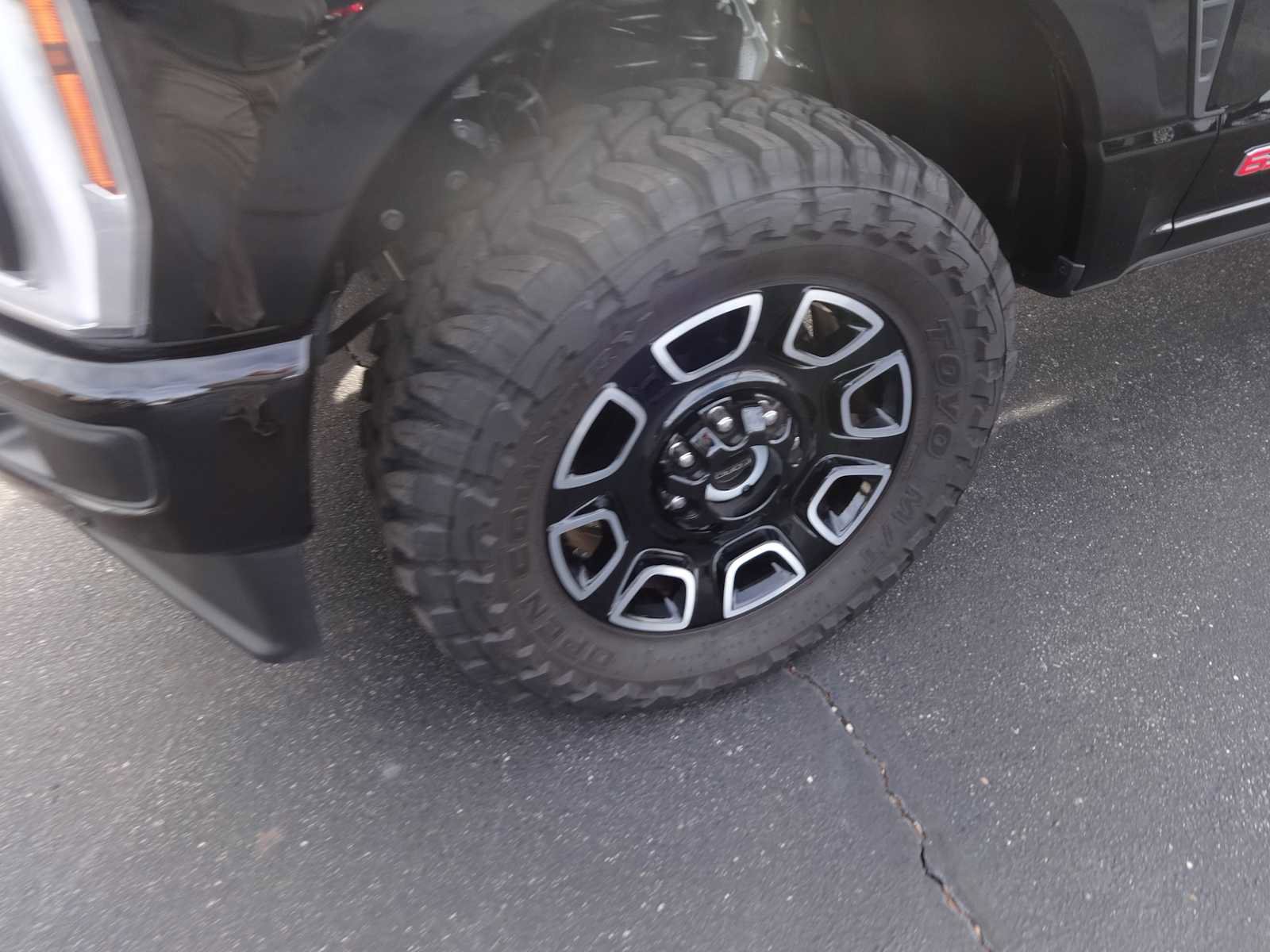 Used 2025 Ford F350 Platinum w/ FX4 Off-Road Package image 4