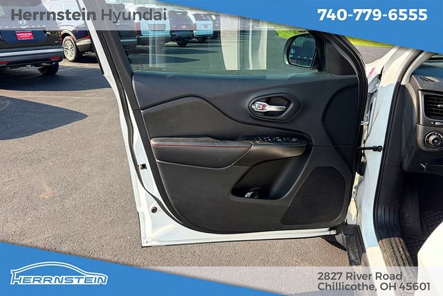 Used 2019 Jeep Cherokee Trailhawk AWD/4WD image 14